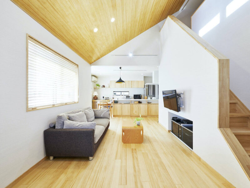 木の温もりに包まれた、二世帯で心地よく暮らす住まいへ。