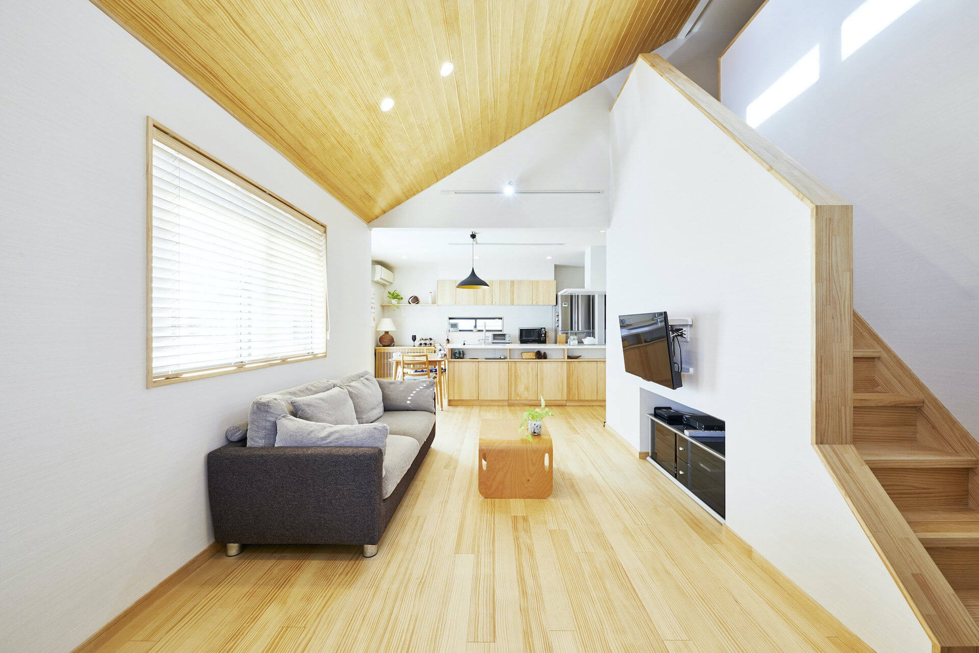 木の温もりに包まれた、二世帯で心地よく暮らす住まいへ。