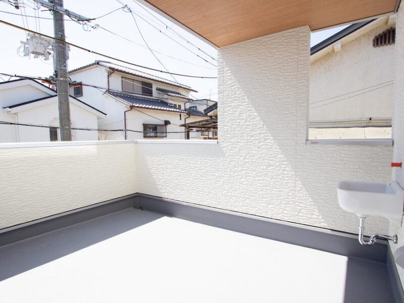 ボックス型の外観と、木目天井が印象的な住まい。