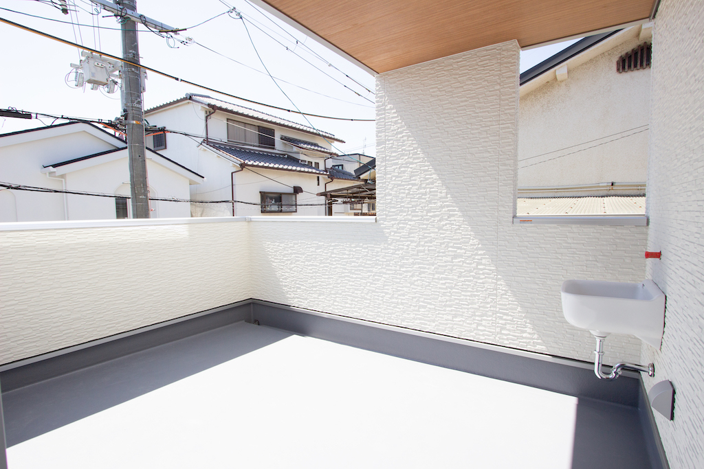 ボックス型の外観と、木目天井が印象的な住まい。